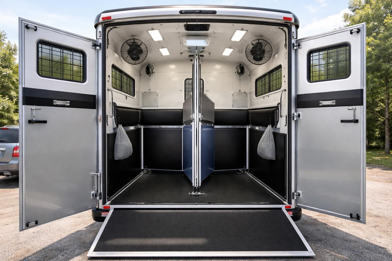 découvrez nos solutions de transport équin sécurisées avec les remorques van pferdetransporter et les véhicules mercedes sprinter spécialement adaptés pour le confort et la sécurité de vos chevaux.